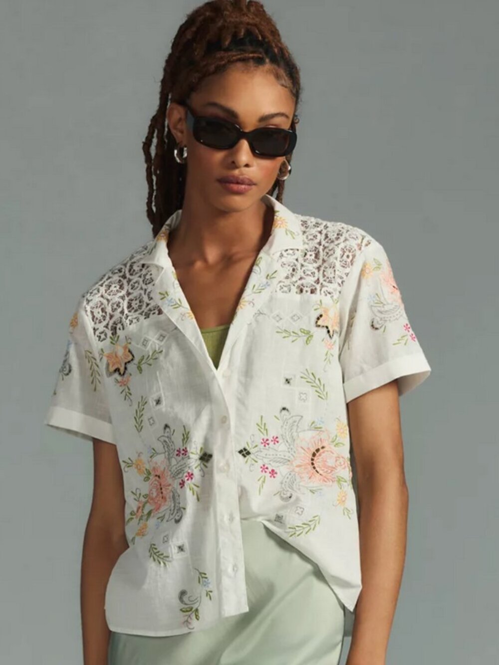 By Anthropologie Embroidered Short Sleeve Shirt in Sz Large